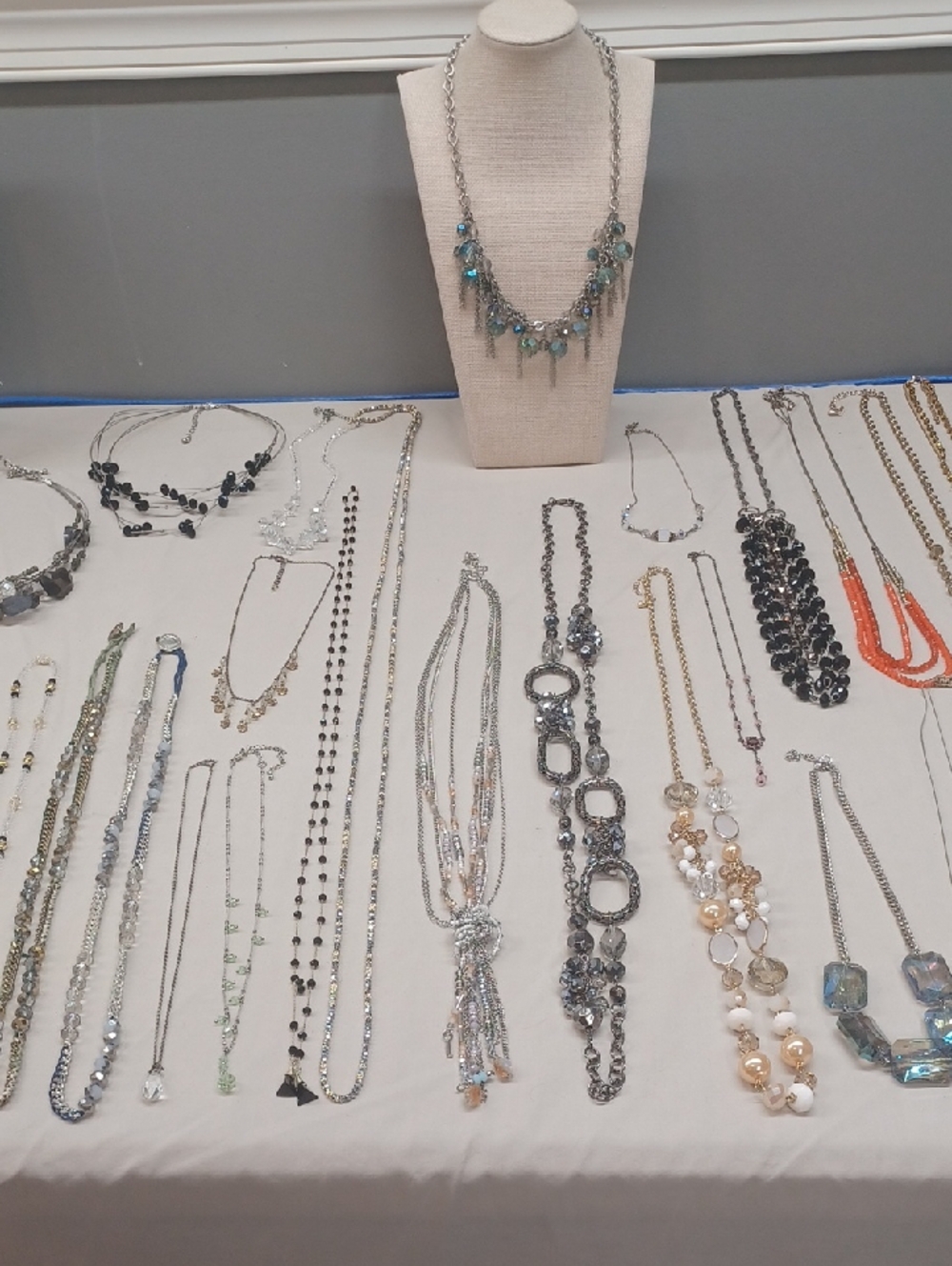 Preview For 5-19-26 .. 16lbs Of Crystal.. 8.00 Starts On Necklaces - Picture 5 of 17